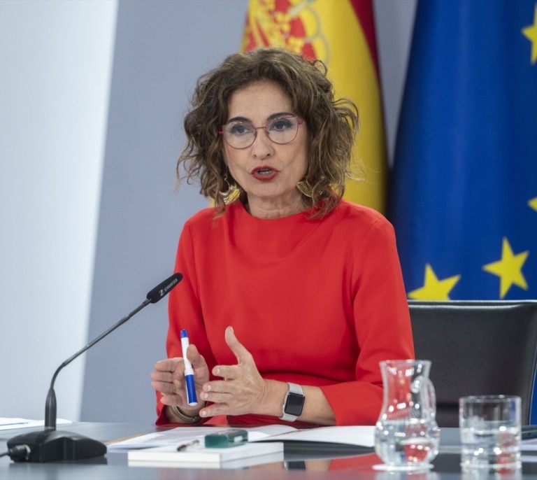 El Gobierno aprueba la subida del SMI a 15.876 euros y elevar el mínimo exento de IRPF