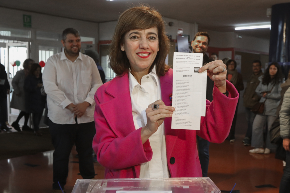 La candidata de Sumar, Marta Lois, deposita su voto al Parlamento Gallego en el colegio electoral del instituto de Fontiñas en Santiago de Compostela durante la jornada electoral en Galicia, este domingo. 