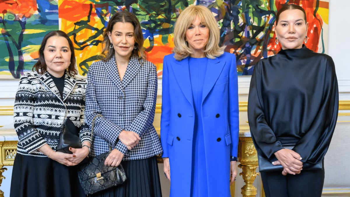 Junto a Brigitte Macron posan a la izquierda Lalla Hasnaa y a la derecha Lalla Meryem y Lalla Asmae.