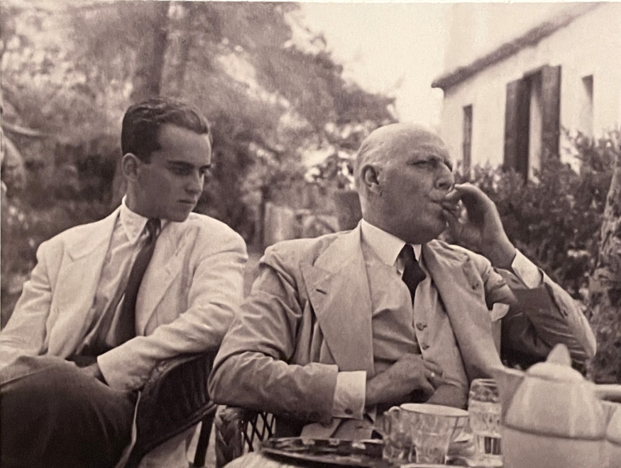 Miguel Milá con su padre, el abogado, político y financiero José María Milá y Camps, conde de Montseny, en la casa familiar de Esplugas (1948).