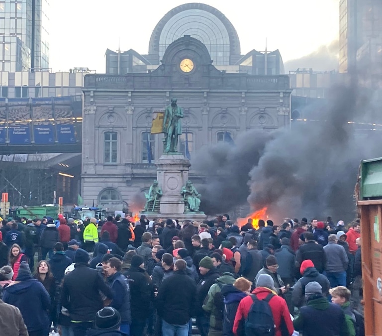Miles de agricultores protestan en Bruselas con sus tractores en plena cumbre europea