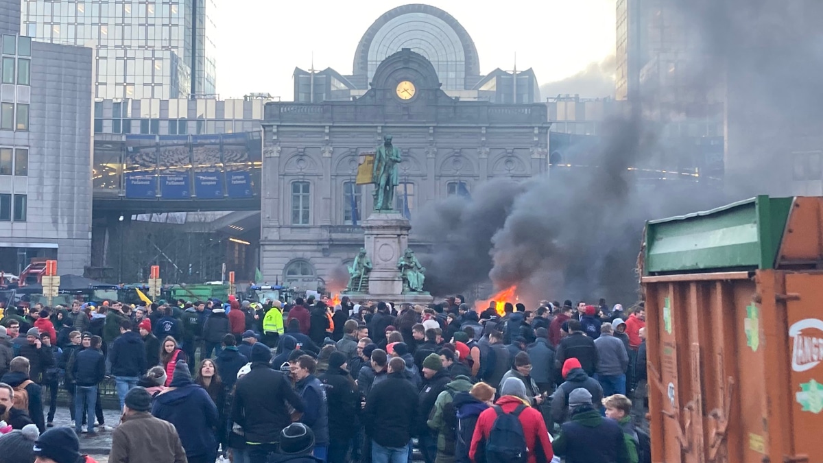 Miles de agricultores protestan en Bruselas con sus tractores en plena cumbre europea