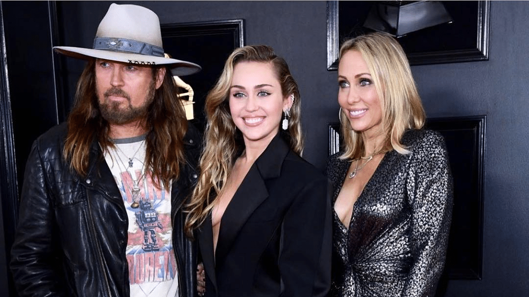 Miley Cyrus junto a su padre Billy Ray y su madre Tish.