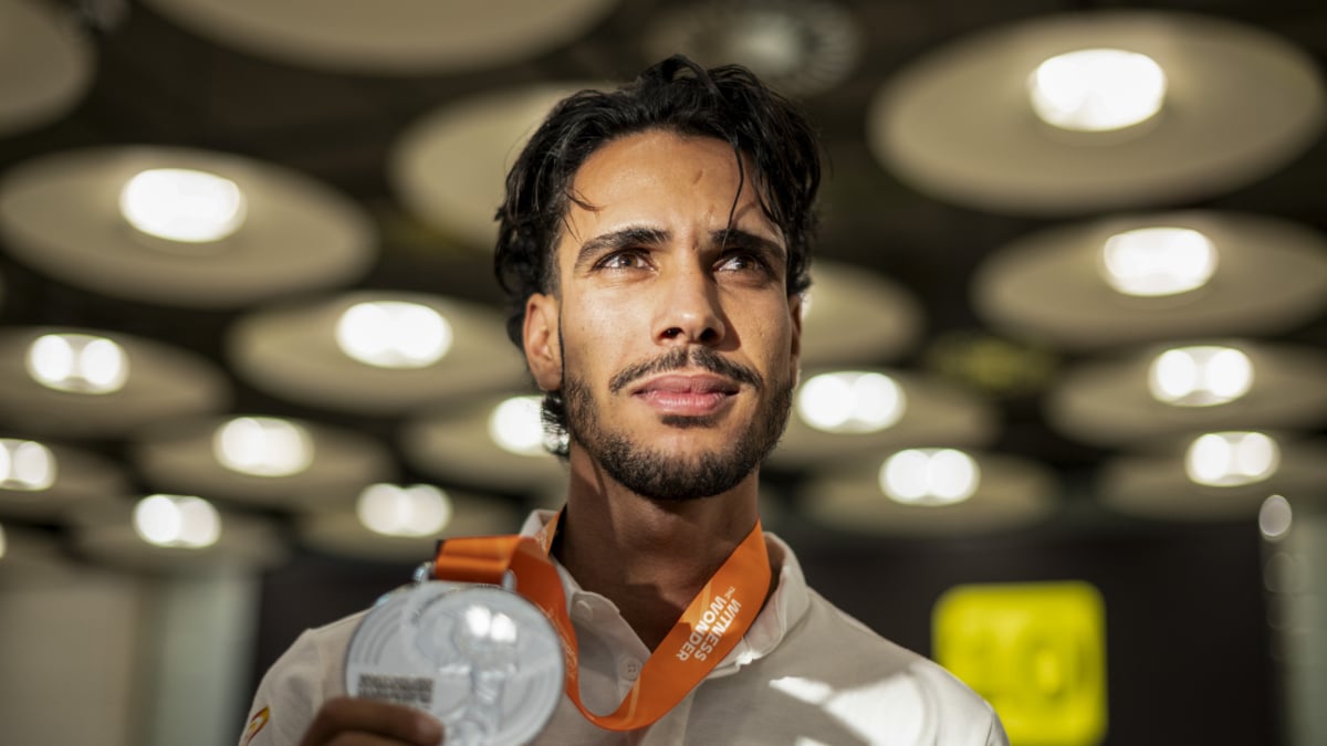 Fotografía de archivo del 28/08/2023 del atleta español Mohamed Katir a su regreso a Madrid tras conseguir la plata en los 5.000 metros de los mundiales de atletismo de Budapest.