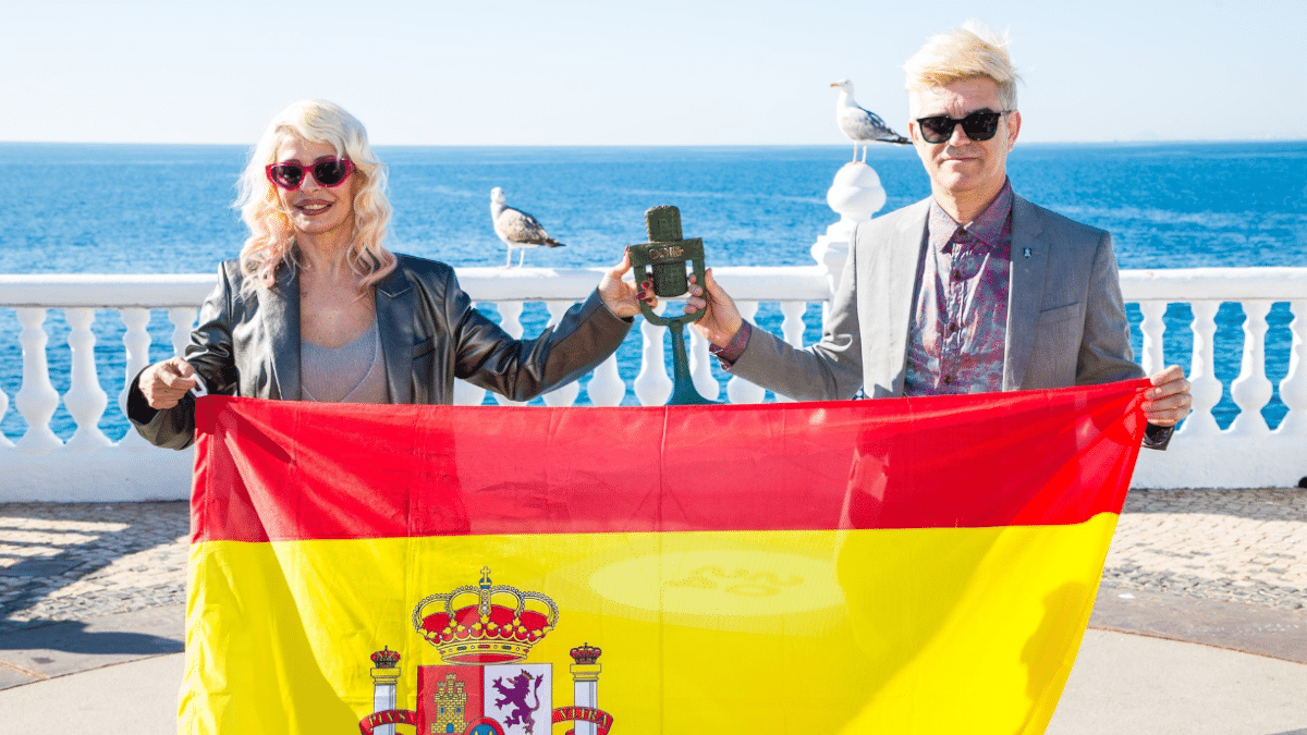 Mery Bas y Mark Dasousa, componentes de Nebulossa, posan con el trofeo del Benidorm Fest 2024 el pasado domingo.