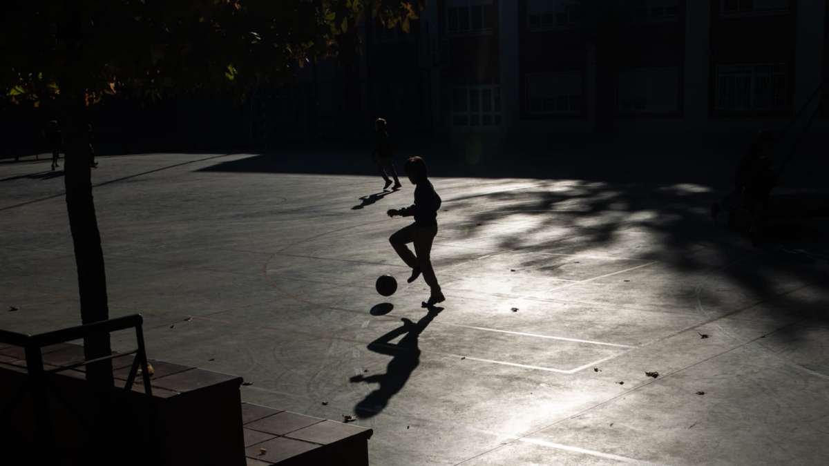 Un niño juega a la pelota en el patio del Colegio Alameda de Osuna, en Madrid