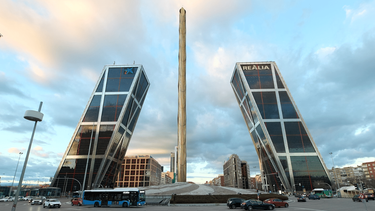 El obelisco de bronce y acero diseñado por Santiago Calatrava en la plaza de Castilla de Madrid.