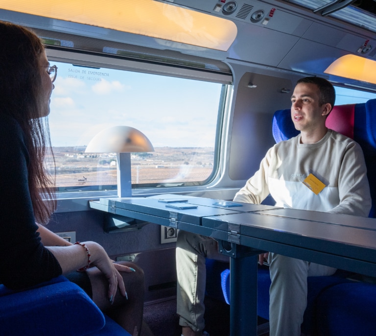 Extraños en un tren, o cómo buscar el amor a 300 por hora y con el Tinder apagado