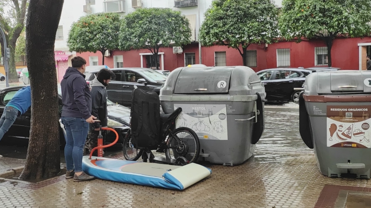 En pádel surf por las calles inundadas de Triana