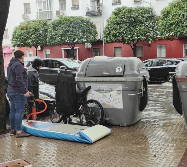 En pádel surf por las calles inundadas de Triana