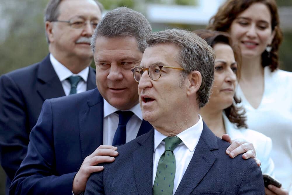 El presidente de Castilla La Mancha,Emiliano García-Page (i) conversa con el presidente de Galicia, Alberto Núñez Feijóo (d) durante la foto de familia de la XXVI Conferencia de Presidentes celebrada el pasado año en el Museo Arqueológico Benahoarita en la localidad de Los Llanos de Aridane, al oeste de la isla de La Palma.