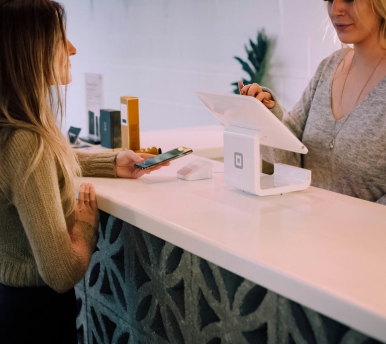 Del móvil al reloj: los españoles pagaron más de 4.000 millones de euros con dispositivos en seis meses