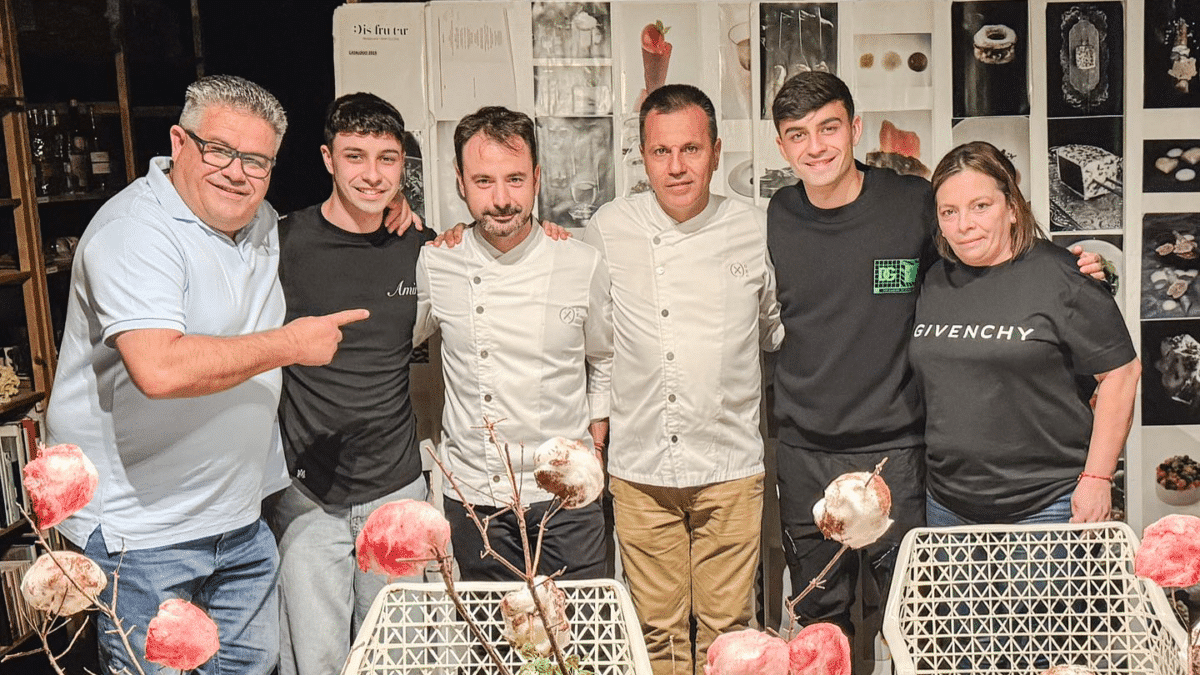 Pedri junto a su familia y dos de los chefs de Disfrutar, el restaurante de Barcelona en el que han disfrutado de una original cena.