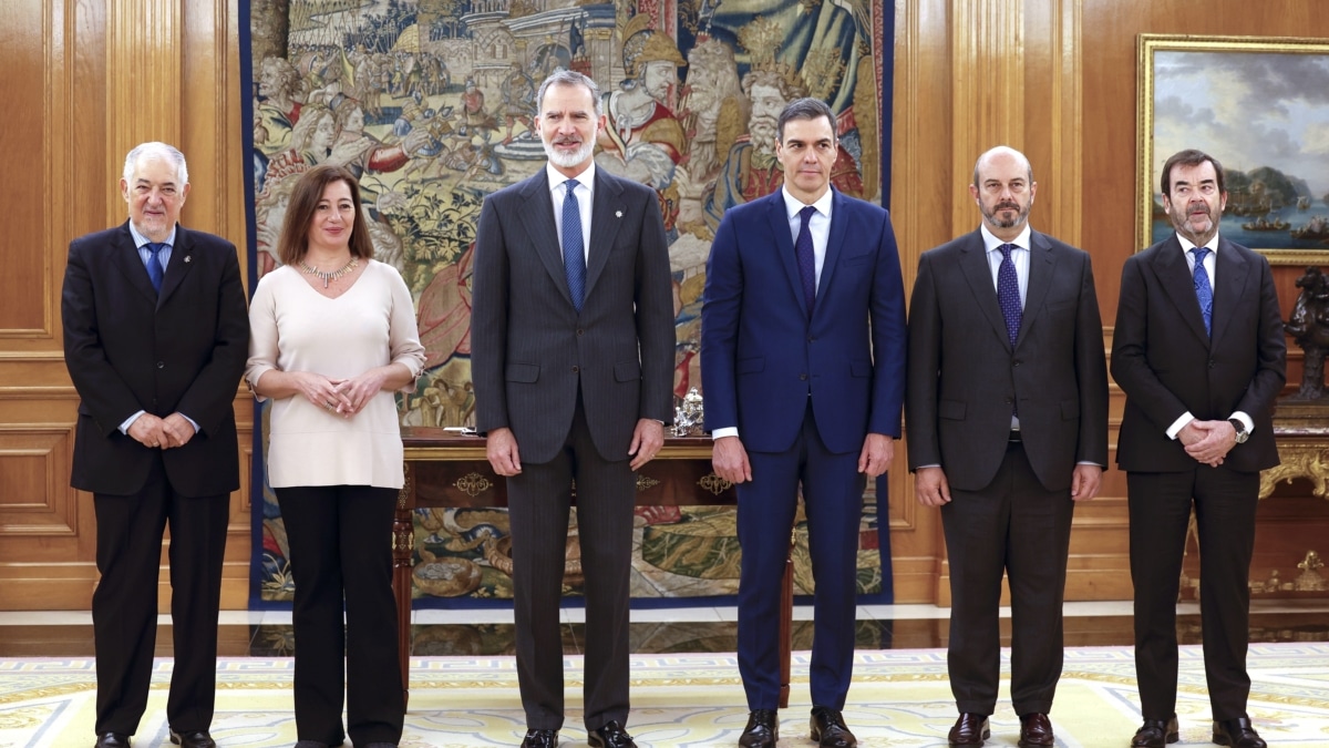 El rey Felipe VI posa par a una foto de grupo en el acto de sanción de la reforma de la Constitución por la que se suprime en el artículo 49 de la carta magna el término "disminuidos" por "personas con discapacidad"