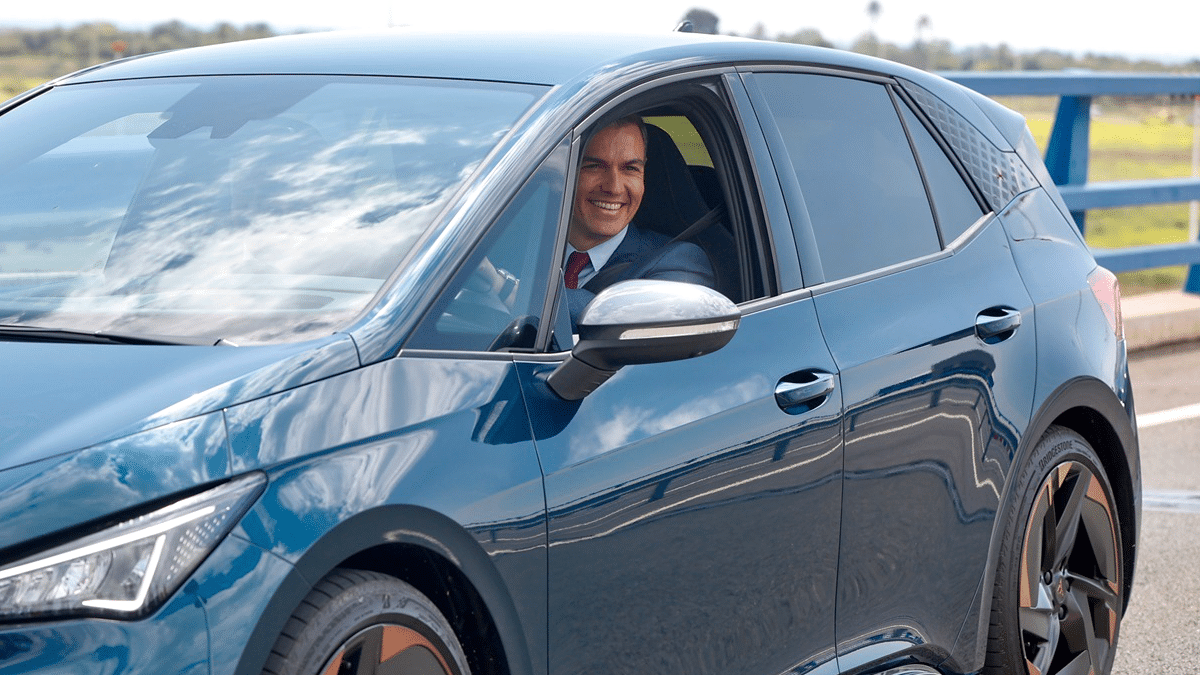 El presidente del Gobierno, Pedro Sánchez, conduce un coche durante la presentación del proyecto de gigafactoría de baterías de Volkswagen de Sagunto.