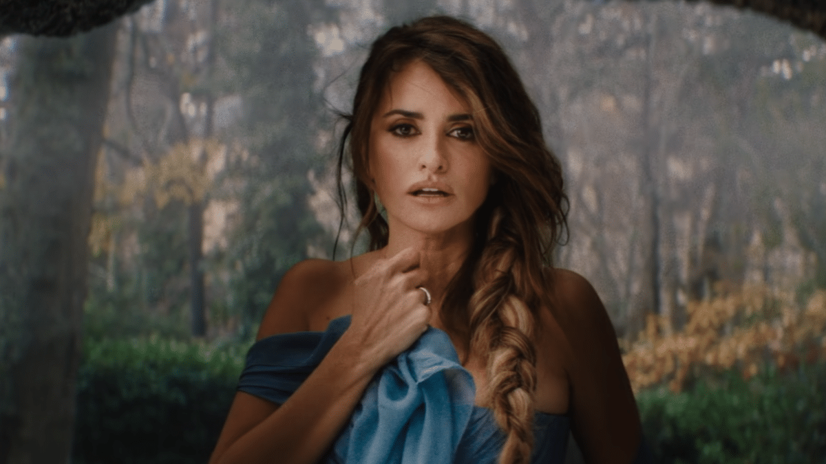 Penélope Cruz en un fotograma del videoclip '313' de Residente.