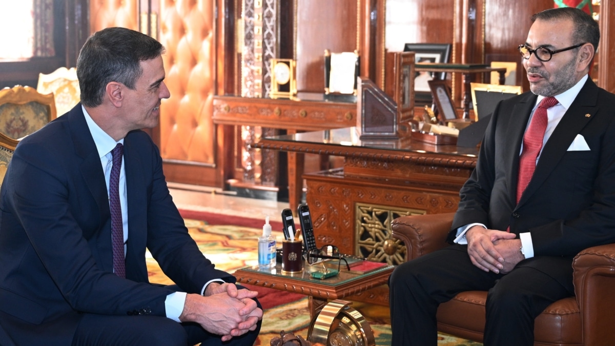 El presidente del Gobierno español, Pedro Sánchez, es recibido por el Rey de Marruecos, Mohamed VI
