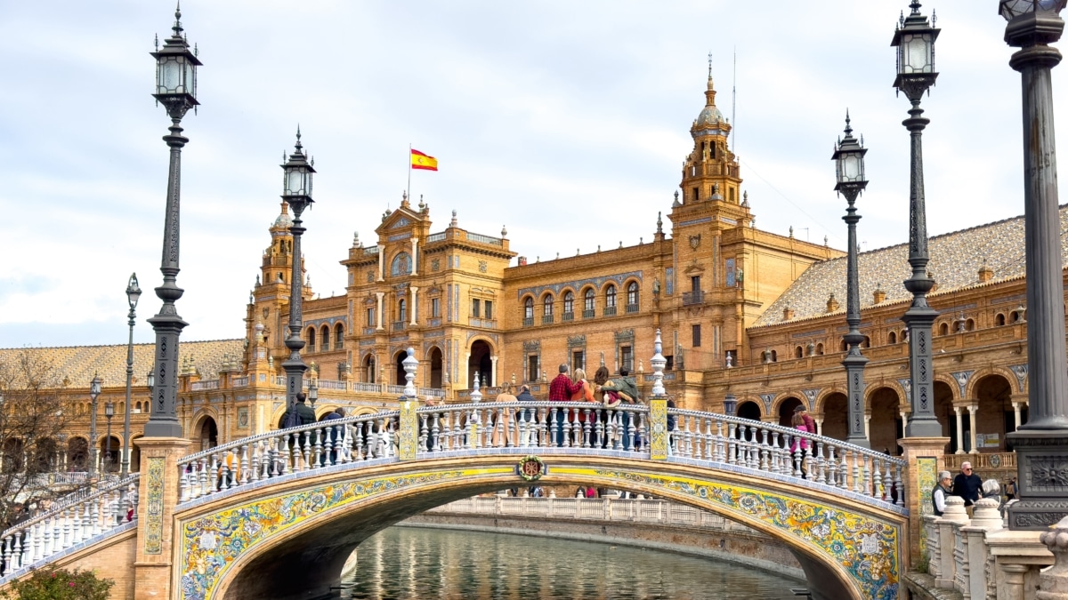 Varias personas visitan la Plaza de España de Sevilla, este domingo.