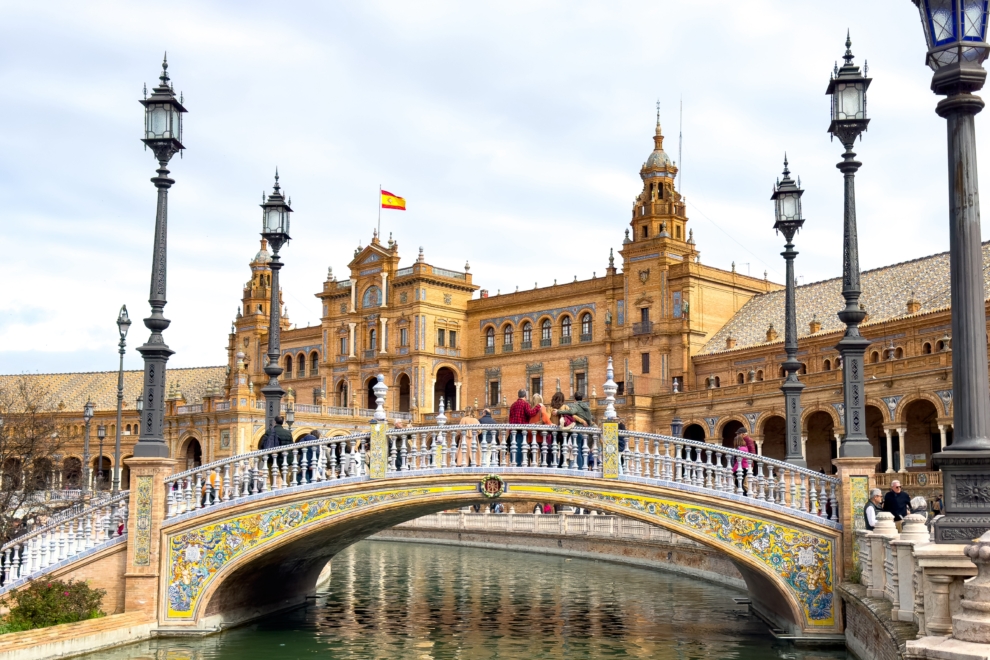 Varias personas visitan la Plaza de España de Sevilla
