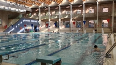 Al menos diez heridos leves por respirar vapor tóxico en una piscina pública de Madrid