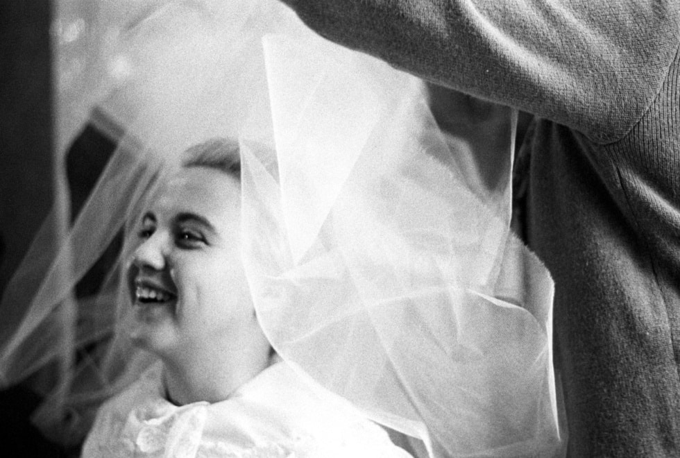 Preparativos de la novia. Barcelona, 1963. De la serie 'Carrera femenina con seguro de vejez'.