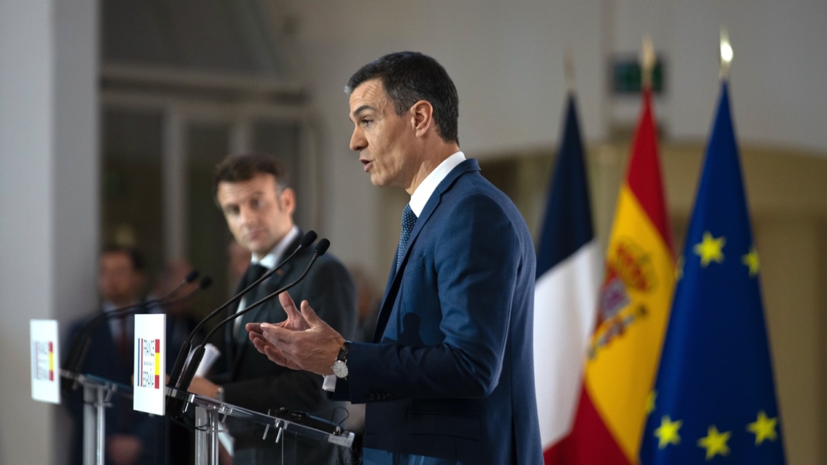 El presidente de Francia, Emmanuel Macron (i) y el presidente del Gobierno, Pedro Sánchez (d), comparecen tras la firma de un Tratado de Amistad