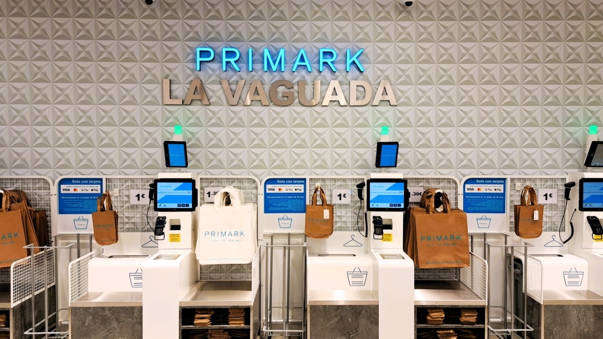 Cajas de autocobro en la nueva tienda de Primark en La Vaguada (Madrid).