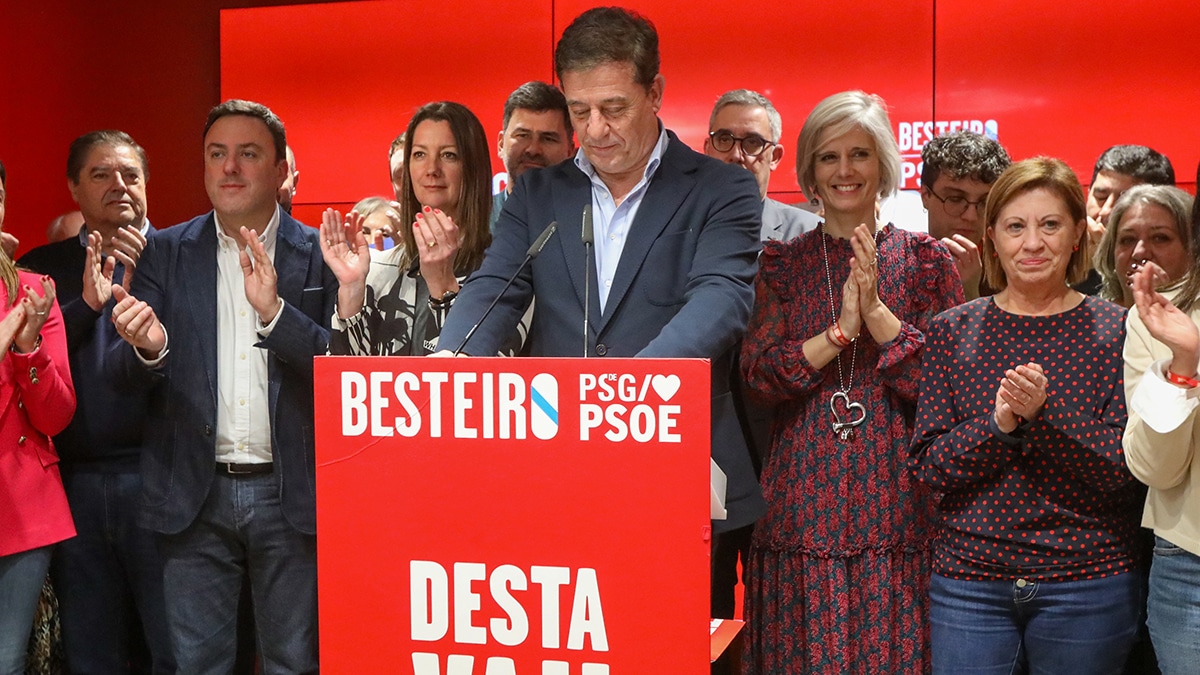 SANTIAGO DE COMPOSTELA, 18/02/2024.-El candidato a la presidencia de la Xunta de Galicia José Ramón Gómez Besteiro, durante su comparecencia tras conocer los resultados de las elecciones autonómicas gallegas, este domingo en Santiago de Compostela.