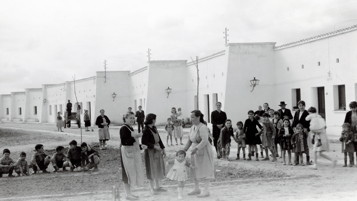 Viviendas diseñadas por el arquitecto Carlos Arniches para el pueblo de Gévora, en Badajoz.