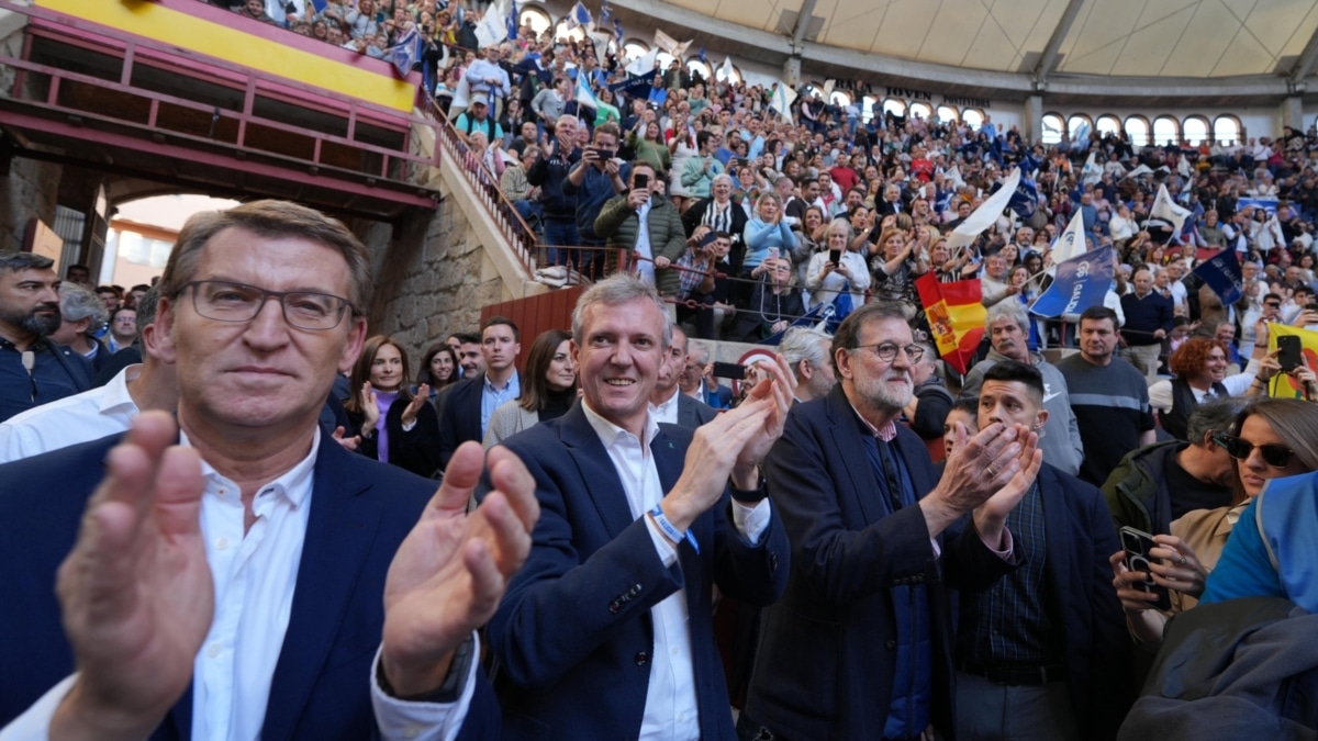 (I-D) Alberto Núñez Feijóo, Alfonso Rueda y Mariano Rajoy en el acto de campaña del PP para las elecciones gallegas en Pontevedra