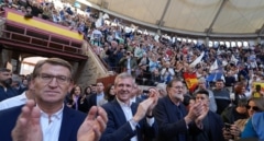 Rajoy, Feijóo y Rueda abarrotan la plaza fetiche de Pontevedra: "No queremos que nos gobiernen Puigdemont ni Otegi"