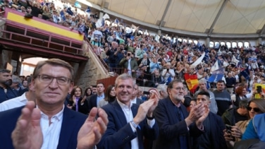 Rajoy, Feijóo y Rueda abarrotan la plaza fetiche de Pontevedra: "No queremos que nos gobiernen Puigdemont ni Otegi"