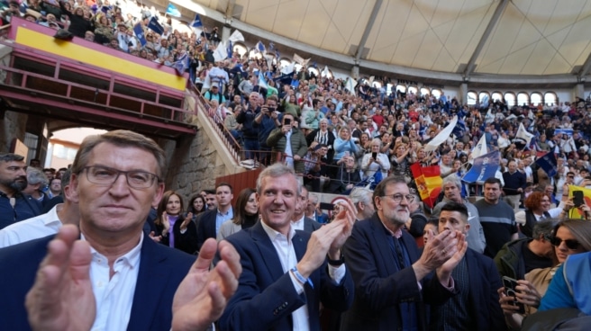 (I-D) Alberto Núñez Feijóo, Alfonso Rueda y Mariano Rajoy en el acto de campaña del PP para las elecciones gallegas en Pontevedra