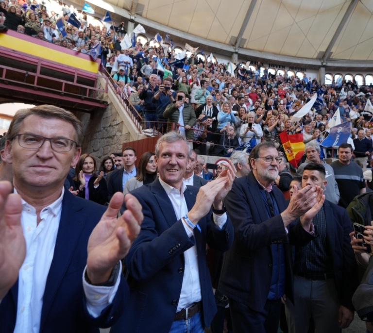 Rajoy, Feijóo y Rueda abarrotan la plaza fetiche de Pontevedra: "No queremos que nos gobiernen Puigdemont ni Otegi"