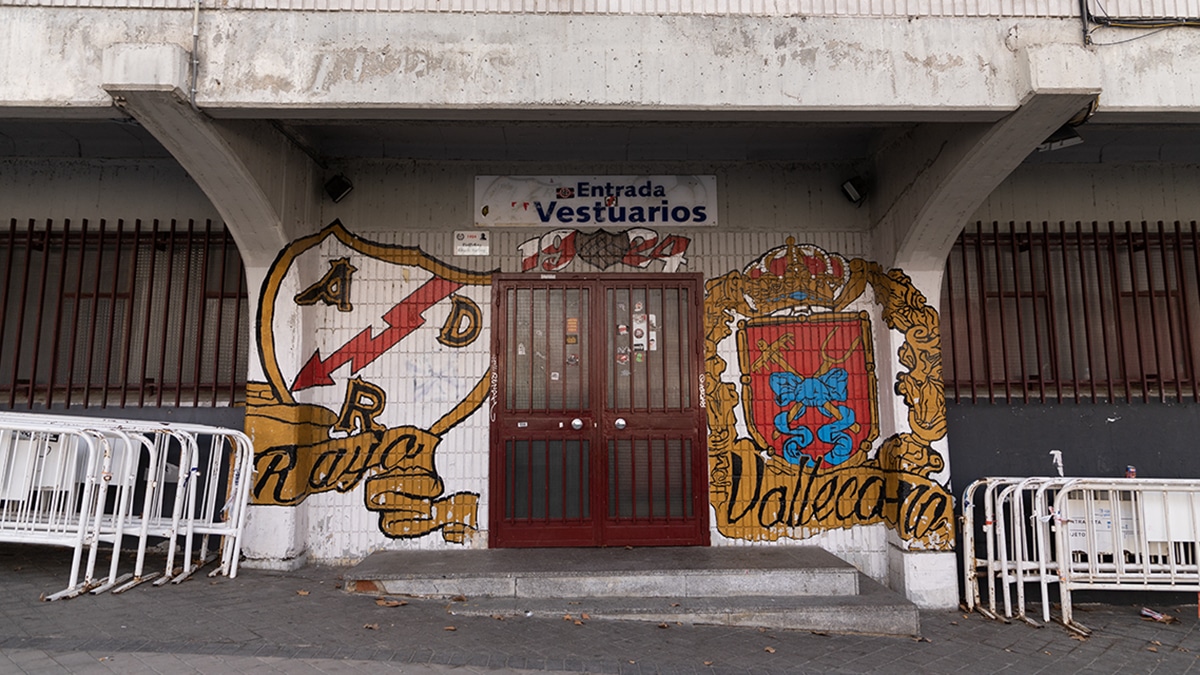 Entrada de los jugadores al Estadio de Vallecas