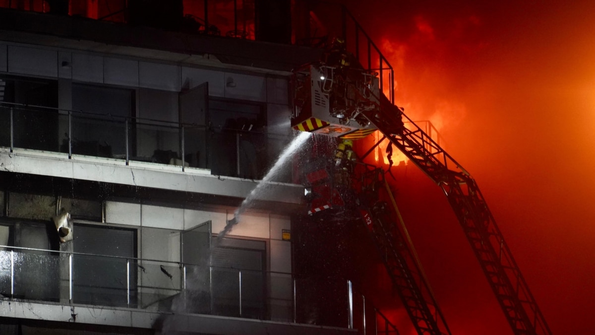 Momento en el que los bomberos rescatan a los dos atrapados en el incendio de Valencia
