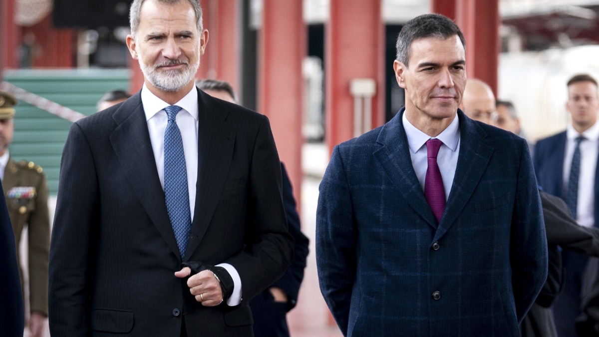 El Rey Felipe VI (i) y el presidente del Gobierno, Pedro Sánchez (d), a su llegada a realizar el viaje inaugural de la alta velocidad a Asturias, desde la estación de Madrid-Chamartín-Clara Campoamor