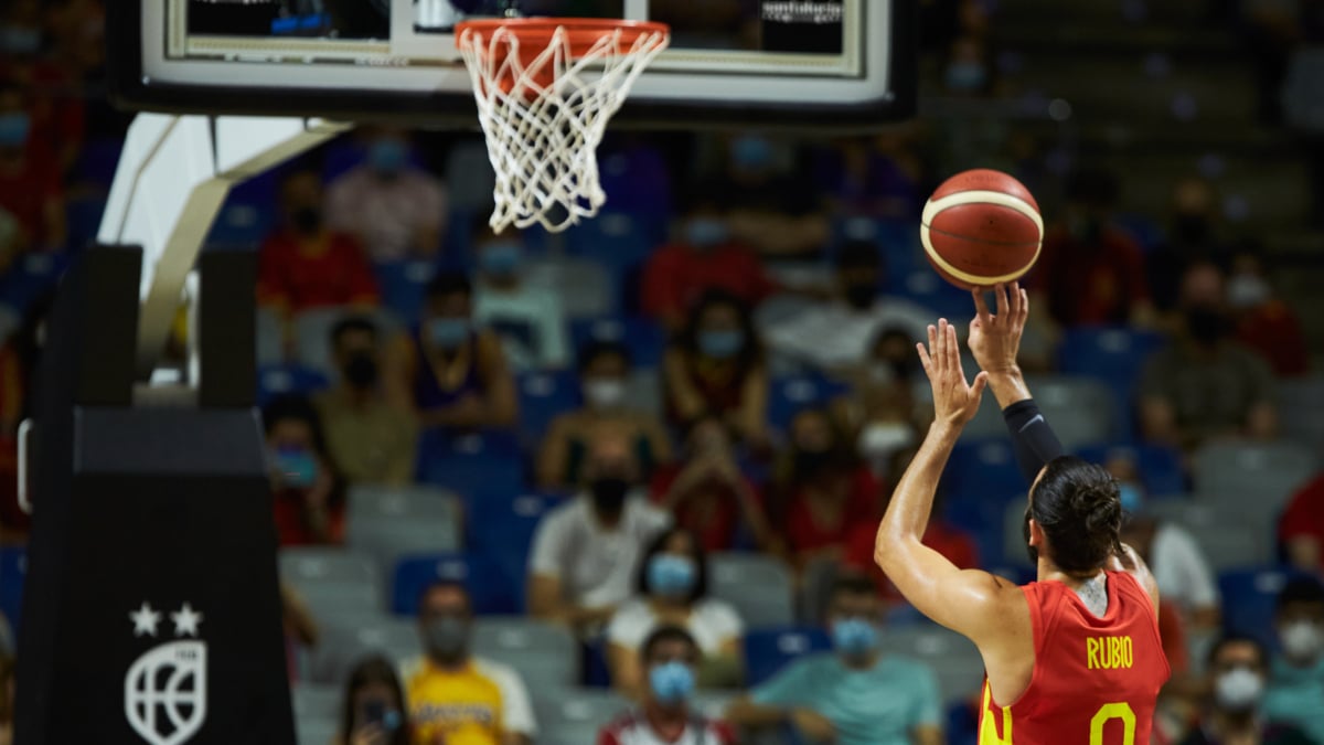 Ricky Rubio tira a canasta en un amistoso con España