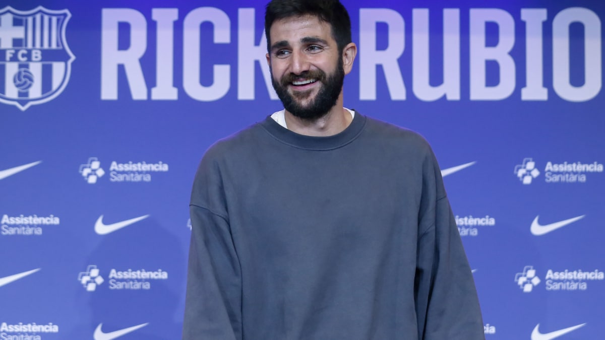 Ricky Rubio posa para los fotógrafos durante su presentación como nuevo jugador del Barça