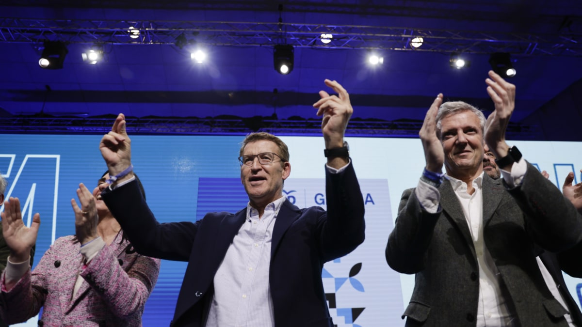 El presidente del PP, Alberto Núñez Feijóo (i), y el candidato a la presidencia de la Xunta de Galicia, Alfonso Rueda, participan en el cierre de campaña del candidato popular, este viernes en A Coruña (Galicia).