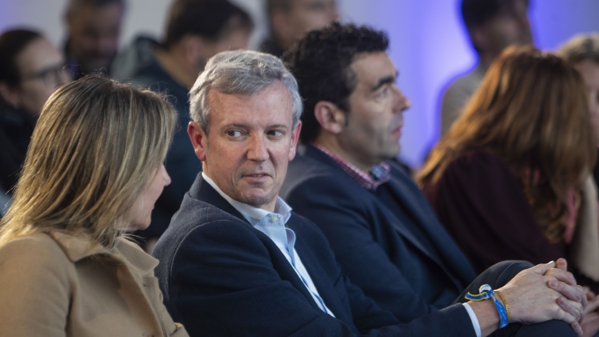 El candidato del PPdeG a la Xunta de Galicia, Alfonso Rueda, interviene durante un acto con gallegos retornados en el Tinglado del Puerto de Vigo