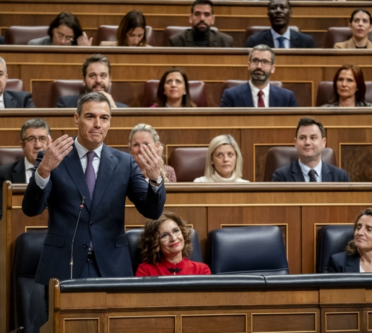 Feijóo saca pecho por el 18-F y se cruza con Sánchez reproches por basar su política en la "mentira"