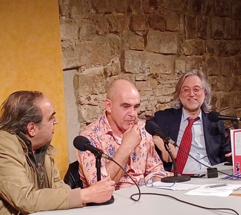 Albert Soler celebra el retorno del "vivales" Puigdemont con un libro y una querella