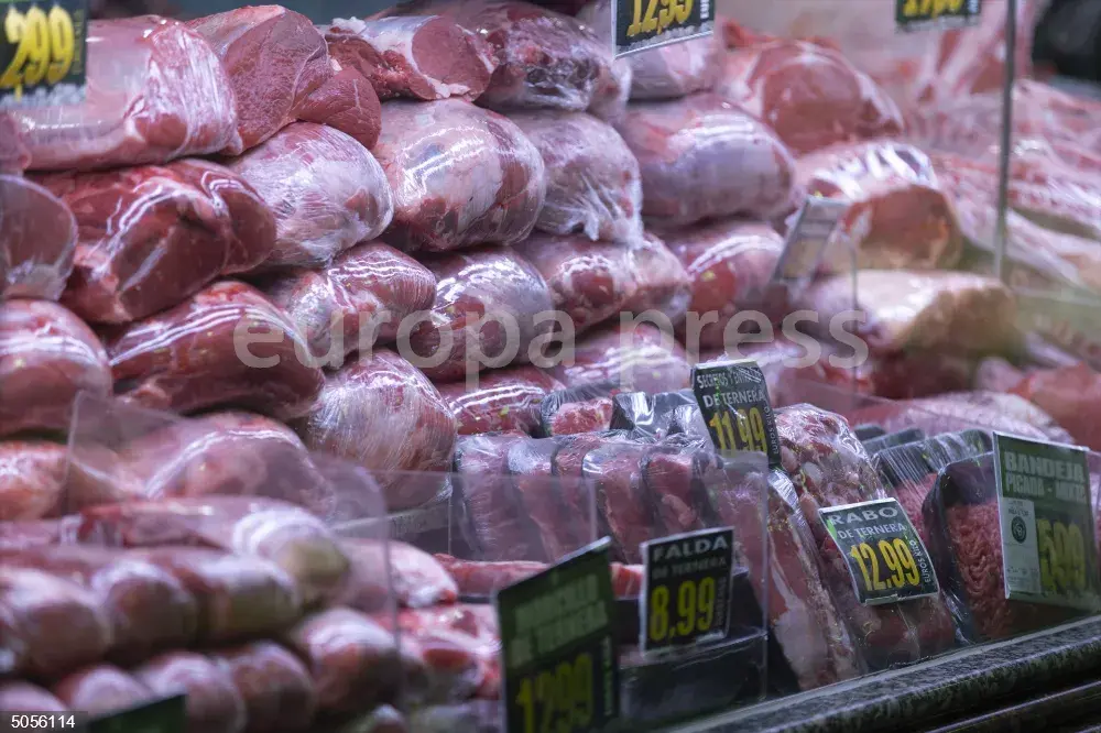 Piezas de carne de ternera en un supermercado.