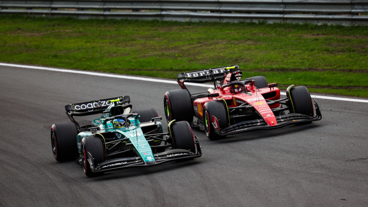 Fernando Alonso, Aston Martin, y Carlos Sainz, Ferrari, compiten en la temporada 2023 de F1