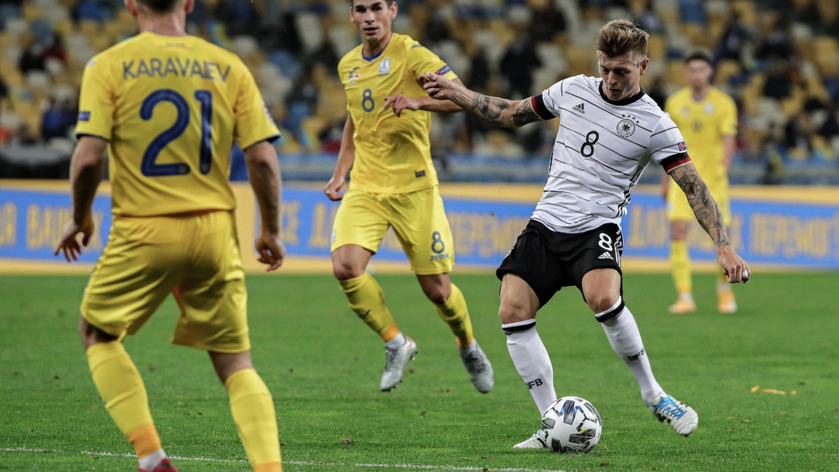 Toni Kroos (D) en un partido con Alemania en 2020