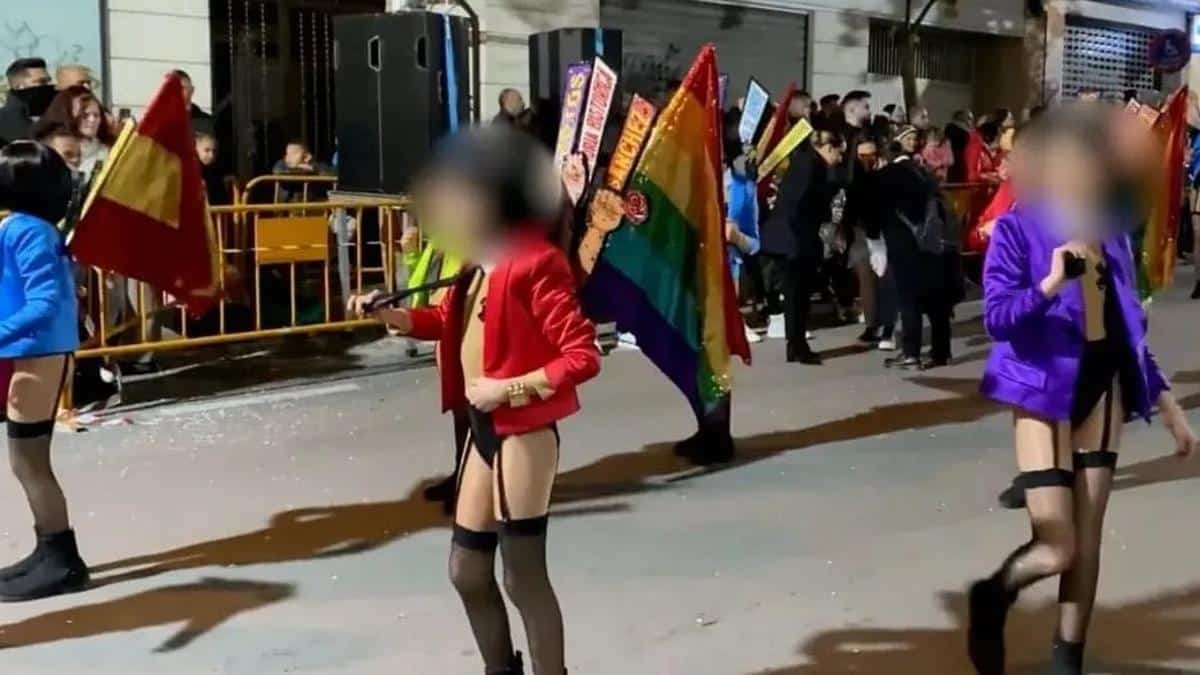 Captura de pantalla del vídeo difundido por redes sociales en el que se ve a las menores desfilando en lencería en el carnaval de Torrevieja.