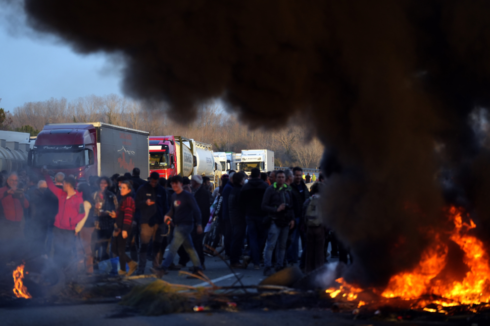 Los agricultores de Girona que llevan todo el día cortando la autopista AP-7 y la N-II a su paso por Sant Julià de Ramis han anunciado que mantendrán su protesta durante toda la noche y mañana se sumarán a las marchas hacia Barcelona, convocadas también desde otros puntos de Cataluña. 