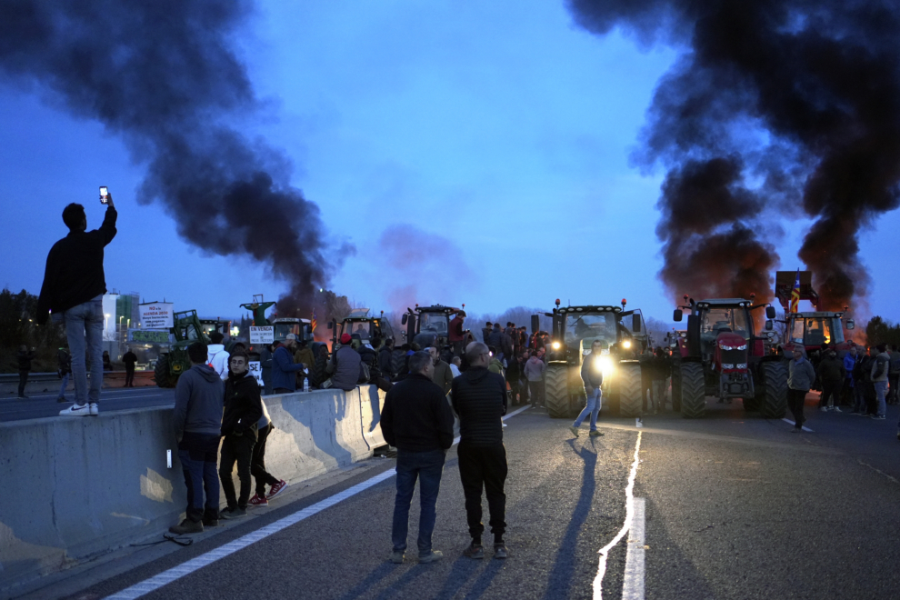 Los agricultores de Girona que llevan todo el día cortando la autopista AP-7 y la N-II a su paso por Sant Julià de Ramis