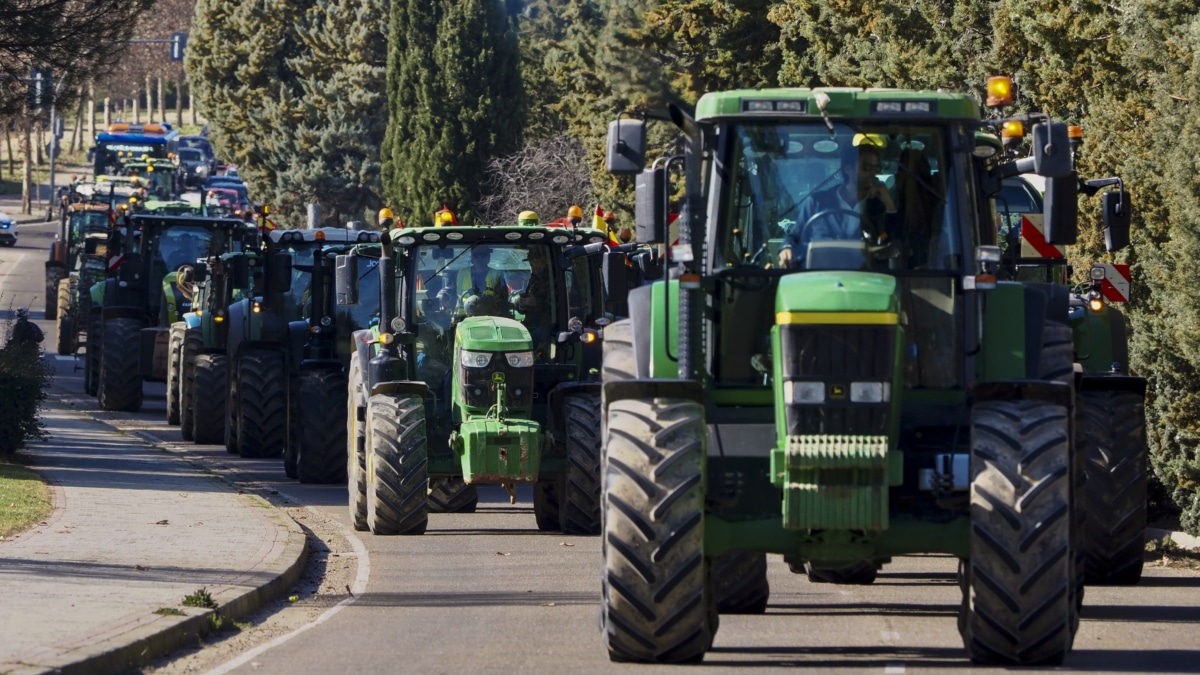 Tractores protestan en Valladolid por la situación del campo.